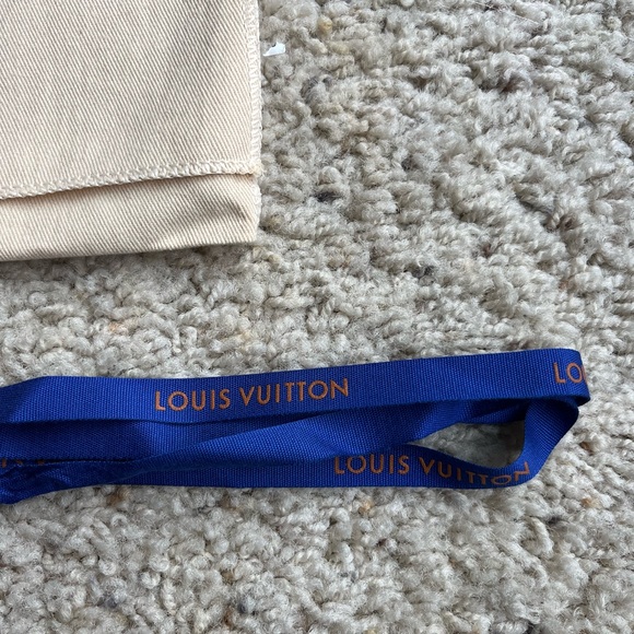 Louis Vuitton Box Ribbon Pouch Magnetic Closure - Picture 2 of 9